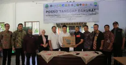 Ketua DPD RI, Sultan B. Najamudin, menyerahkan bantuan kepada korban banjir di Bekasi pada Kamis, 6 Maret 2025. (Sumber: Dok. Humas DPD RI)