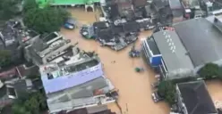 Akses ruas Jalan Dayeuhkolot terputus pagi ini karena banijr masih menggenangi dengan ketinggian hampir sepinggang sehingga tidak bisa dilalui kendaraan. (Sumber: Capture InfoDayeuhkolot)