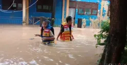 Sejumlah warga saat evakuasi diri dalam bencana banjir di BTN Setul, Desa Teluk, Kecamatan Labuan, Pandeglang. (Sumber: Poskota/Samsul Fatoni)