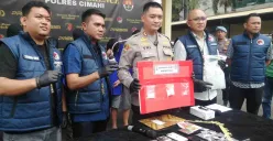 Kapolres Cimahi AKBP Tri (tengah) dalam gelar perkara yang dilaksanakan di Mako Polres Cimahi, Jumat 7 Maret 2025. (Sumber: Poskota/Gatot Poedji Utomo)