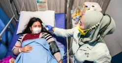 Perawat memeriksa seorang pasien yang terpapar penyakit Demam Berdarah Dengue (DBD) di RSUD Tamansari, Jakarta. (Sumber: Poskota/Bilal Nugraha Ginanjar)