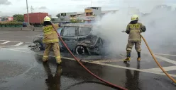 Sebuah mobil terbakar di KM 23 Jalan Tol Gedong Panjang, Penjaringan, Jakarta Utara, Jumat, 7 Maret 2025. (Sumber: Dok. Damkar Jakarta Utara)