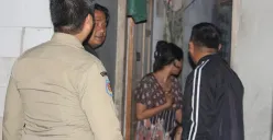 Petugas Satpol PP saat melakukan razia rumah kos di Kecamatan Pasar Kemis. (Sumber: Dok. Satpol PP Kabupaten Tangerang)