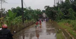 Akses jalan di wilayah Kecamatan Tigarsaksa, Kabupaten Tangerang terendam banjir, Jumat, 7 Maret 2025. (Sumber: Poskota/Veronica Prasetio)