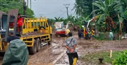 Petugas tengah membersihkan material longsor yang menimbun jalur Palka, Desa Batukuwung akibat curah hujan tinggi. (Sumber: Dok. Polresta Serang Kota)