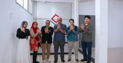 Executive Account Manager Telkom DWS Erna Wiyati (kedua kiri), Direktur RS Dadi Keluarga Ciamis Dhodik M. Utomo (ketiga kanan) saat acara penandatanganan kesepakatan 1 Full Rack di Kantor Telkom Witel Priangan Timur. (Sumber: Dok. Telkom)