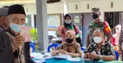 Pencairan dana bansos PKH Plus senilai Rp500.000. (Sumber: Dok/probolinggokab.go.id)