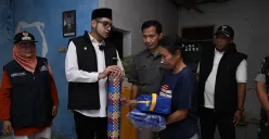 Wakil Wali Kota Sukabumi Bobby Maulana memberikan bantuan pada korban banjir dan longsor di wilayahnya. (Sumber: Laman resmi KDP Kota Sukabumi)