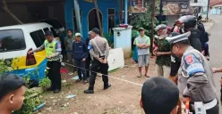 Polis melakukan olah TKP di lokasi kejadian yang mengakibatkan luka parah seorang bocah dihantam supir angkot yang mabuk miras. (Sumber: Dok Istimewa warga)