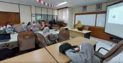 Kepala BPJS Kesehatan Cabang Jakarta Pusat, Diah Sofiawati, menjelaskan pentingnya kepesertaan aktif JKN sebagai syarat utama bagi calon jemaah haji dalam sosialisasi di Jakarta Pusat, Jumat, 7 Maret 2025. (Sumber: Dokumentasi Istimewa)