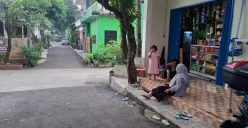 Suasana di permukiman warga yang sempat terjangkit kasus chikungunya, di Sukamaju Baru, Kota Depok, Sabtu (8/3). Warga yang terjangkit kini sudah pulih kembali. (Sumber: Poskota/Angga Pahlevi)