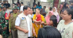 Bupati Tangerang, Maesyal Rasyid saat meinjau lokasi banjir, Minggu, 9 Maret 2025. (Sumber: Poskota/Veronica Prasetyo)