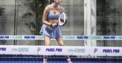 Ibu hamil, Nina Kozok, 33 tahun, warga Pondok Indah, Kebayoran Lama saat bermain Padel di Lapangan Padel Pro, Kemang, Jakarta Selatan, Kamis, 27 Februari 2025. (Sumber: Poskota/Bilal Nugraha Ginanjar)