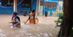 Sejumlah warga sedang melakukan evakuasi dalam bencana banjir di BTN Setul, Desa Teluk, Kecamatan Labuan, Pandeglang, Jumat, 7 Maret 2025. (Sumber: Poskota/Samsul Fatoni)