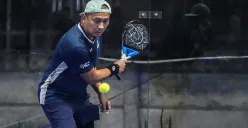 Ketua Umum Perkumpulan Besar Padel Indonesia (PBPI), Galih Kartasasmita, saat bermain Padel di Lapangan Padel di kawasan Kemang, Jakarta Selatan, beberapa waktu lalu. (Sumber: Poskota/Bilal Nugraha Ginanjar)