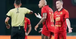 Dua pemain Persija, Gustavo Almeida dan Maceij Gajos diusir wasit pada pertandingan melawan Arema FC, di pekan 26 Liga 1 2024-25. (Foto: Instagram/@persija)