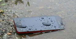 Handphone Anda tercebur air saat banjir, begini cara mengatasinya agar bisa kembali normal. (Sumber: Pinterest)