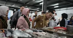 Momen Bupati Bandung, Dadang Supriatna saat rangkaian peluncuran Pasar Ikan Modern Soreang, Senin, 10 Maret 2025. (Sumber: Dok. Diskominfo Kabupaten Bandung)