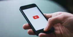 Menyimpan video Youtube ke galeri handphone. (Sumber: Pexels/freestocks.org)