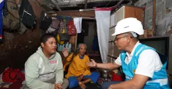 General Manager PLN UID Jakarta Raya, Lasiran sedang berbincang dengan Maryanah dan cucunya, Muhammad Randy, di Kelurahan Menteng Atas, Jakarta Selatan, Senin, 10 Maret 2025. (Sumber: Dok. PLN UID Jakarta Raya)