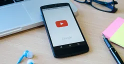 Ilustarsi. Tutorial atau cara menyematkan keranjang belanja di video YouTube shop. (Sumber: Freepik/ijeab)