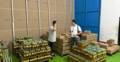 Direktorat Tindak Pidana Ekonomi dan Khusus (Dirtipideksus) Bareskrim Polri mengungkap praktik daur ulang ilegal MinyaKita yang tidak sesuai label kemasan di Depok, Jawa Barat. (Sumber: Dok. Humas Polri)