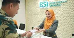 Ilustrasi teller melayani pengajuan KUR BSI 2025. (Sumber: BSI)