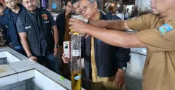 Tim Satgas Pangan Polres Serang dan Diskopumindag melakukan takar ulang minyak goreng MinyaKita kemasan 1 liter. (Sumber: Poskota/Rahmat Haryono)