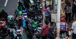 Aktivitas sejumlah pengendara ojek online (Ojol) menunggu penumpang hingga terjebak kemacetan di kawasan Pancoran dan Palmerah, Jakarta, beberapa waktu lalu. (Sumber: Poskoata/ Bilal Nugraha Ginanjar)