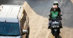 Aktivitas sejumlah pengendara ojek online (Ojol) menunggu penumpang hingga terjebak kemacetan di kawasan Pancoran dan Palmerah, Jakarta, Selasa, 11 Maret 2025. (Sumber: Poskoata/ Bilal Nugraha Ginanjar)