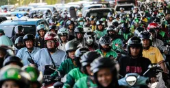 Polisi menyiapkan rekayasa lalin saat demo ojol di Istana hari ini (Sumber: Poskoata/ Bilal Nugraha Ginanjar)