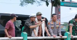 Wakil Ketua DPR RI, H Cucun Ahmad Syamsurijal, meninjau lokasi banjir di Desa Dayeuhkolot, Kabupaten Bandung, saat melakukan inspeksi mendadak pada Selasa, 11 Maret 2025. (Sumber: Dok. Humas Pemkab Bandung)