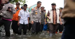 Wakil Ketua DPR RI Cucun A. Syamsurijal bersama Bupati Bandung, Dadang Supriatna saat meninjau lokasi banjir Dayeuhkolot, Selasa, 11 Maret 2025. (Sumber: Dok. Pemkab Bandung)