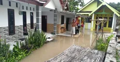 Seorang warga Probolinggo berada di teras rumah yang terendam banjir, BNPB melaporkan satu orang meninggal dunia akibat bencana banjir tersebut. (Sumber: Dok BNPB)