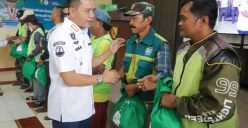 Bupati Bandung, Dadang Supriatna saat menyerahkan bantuan ke pengemudi ojek pangkalan dan petugas kebersihan. (Sumber: Dok. Pemkab Bandung)