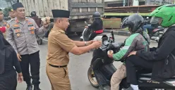 Muspika Cikarang Utara bagikan takjil kepada pengguna jalan. (Sumber: Dok. Diskominfosantik Kabupaten Bekasi)