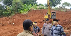 Proyek galian tanah yang dikeluhkan warga di Jalan Raya Muchtar, Sawangan, Kota Depok. (Sumber: Dok. Polsek Bojongsari)