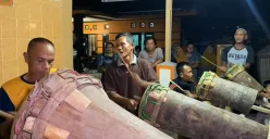 Sejumlah warga mengikuti kegiatan Ngadu Bedug di Kampung Pojok, Desa Curug Badak, Kecamatan Maja, Kabupaten Lebak, Rabu (12/3). Tradisi Ngadu Bedug menjadi sarana mempererat tali silaturahmi antarwarga. (Sumber: Dok. Warga)