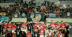 Skuad Madura United foto bersama para suporter yang mendukung mereka saat menghadapi Tainan City FC di leg pertama perempat final AFC Challenge League. (Sumber: Instagram @maduraunited.fc)