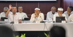 Gubernur Jawa Barat Dedi Mulyadi bersama Menteri ATR/BPN Nusron Wahid memimpin rapat koordinasi yang dihadiri 27 bupati dan wali kota membahas tata ruang Jawa Barat di Balaikota Depok, Selasa, 11 Maret 2025. (Sumber: Dok. Humas Pemprov Jabar)