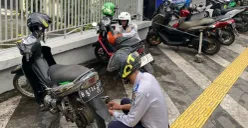 Petugas Dishub Kota Depok melakukan penertiban motor parkir liar diatas trotoar sepanjang Jalan Margonda. (Sumber: Dok. Dishub Kota Depok)