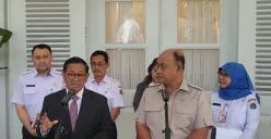 Gubernur Jakarta Pramono Anung (kiri) menerima kunjungan Kepala Badan Gizi Nasional (BGN) Dadan Hindayana (kanan) di Balai Kota Jakarta, Rabu, 12 Maret 2025. (Sumber: Poskota/Pandi Ramedhan)