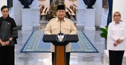 Potret Presiden Prabowo Subianto (tengah) didampingi Menteri Keuangan, Sri Mulyani (kiri) dan MenPANRB, Rini Widyantini (kanan) saat mengumumkan terkait THR PNS 2025 dan gaji ke-13. (Sumber: Kemenkeu)