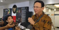 Mantan Komisaris Utama PT Pertamina Basuki Tjahaja Purnama alias Ahok saat tiba di Kejagung, Jakarta Selatan, Kamis, 13 Maret 2025. (Sumber: Poskota/Ali Mansur)