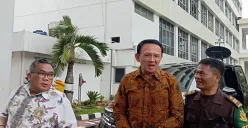 Mantan Komisaris Utama PT Pertamina Basuki Tjahaja Purnama alias Ahok saat tiba di Kejagung, Jakarta Selatan, Kamis, 13 Maret 2025. (Sumber: Poskota/Ali Mansur)