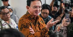 Mantan Komisaris Utama Pertamina, Basuki Tjahaja Purnama alias Ahok, keluar dari Gedung Kejaksaan Agung, Jakarta, Kamis, 13 Maret 2025. (Sumber: Poskoata/ Bilal Nugraha Ginanjar)