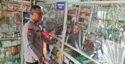 Anggota Polsek Cimanggis mendatangi apotek yang menjadi korban pencurian uang Rp1,4 juta. (Sumber: Poskota/Angga Pahlevi)