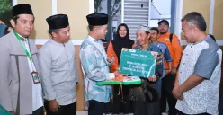 Bupati Bandung, Dadang Supriatna menyerahkan bantuan bagi korban terdampak gempa bumi Kertasari. (Sumber: Dok. Pemkab Bandung)