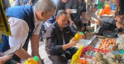 Satreskrim Polres Cimahi bersama dinas terkait melakukan sidak MinyaKita di Pasar Cimindi, Jalan Mahar Martanegara. (Sumber: Poskota/Gatot Poedji Utomo)