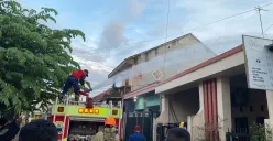 Sejumlah petugas Damkar Lebak saat berusaha menangani kebakaran di kawasan BTN Pepabri Blok A 10, Kampung Bojongleles, Desa Bojongleles, Kecamatan Cibadak. (Sumber: Dok. Damkar Lebak)